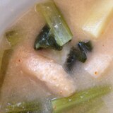 小松菜とじゃがいもと油揚げのピリ辛味噌汁